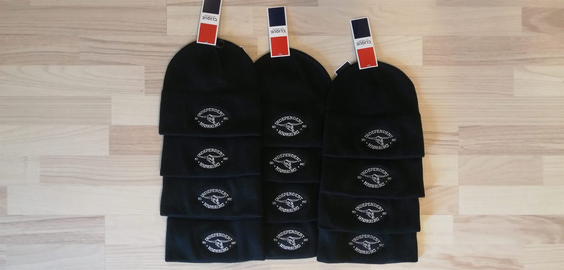 Broderede huer med logo for HD Independent MC Hjørring