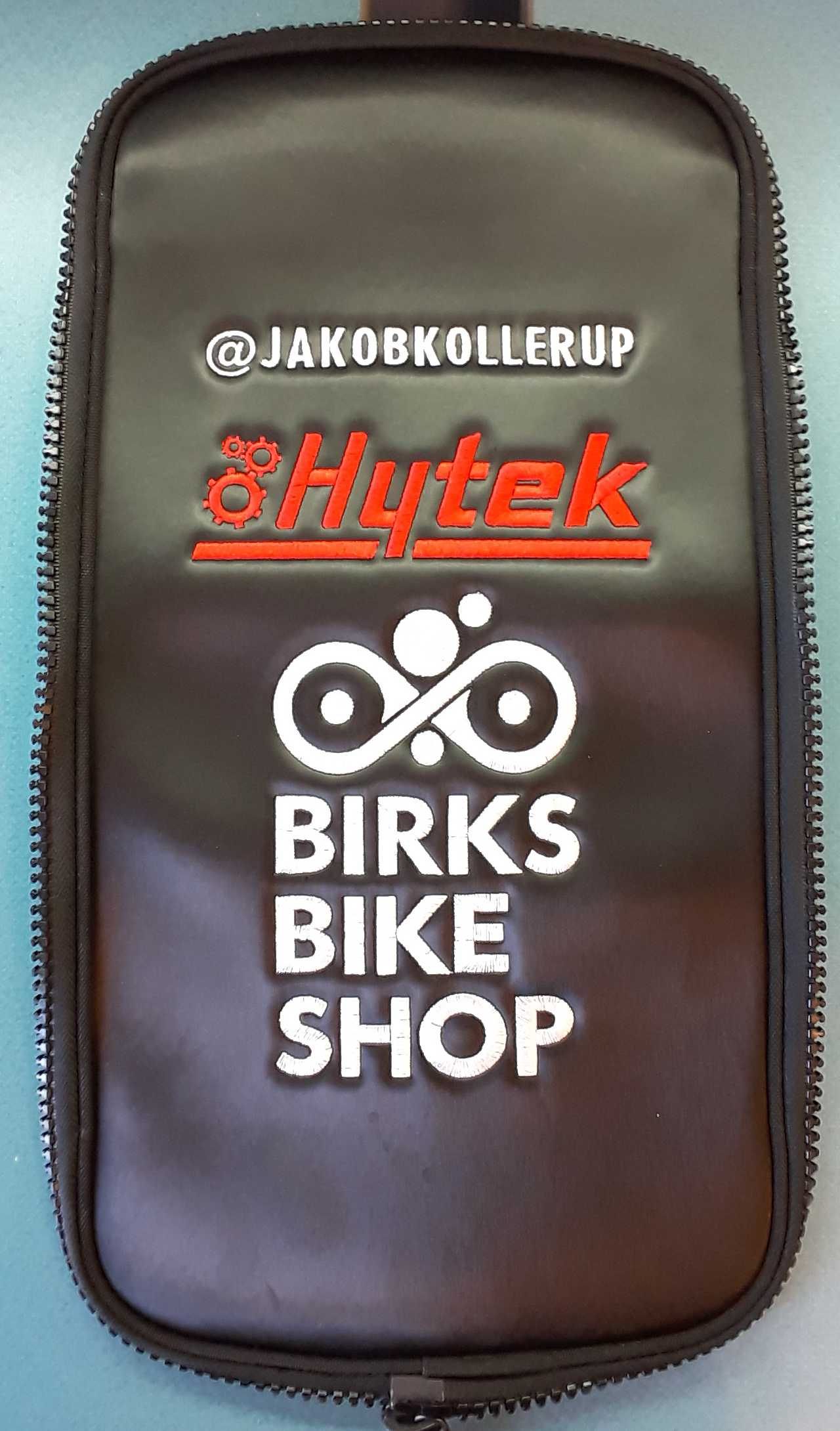 Broderet etui med logo som eksempel på merchandise