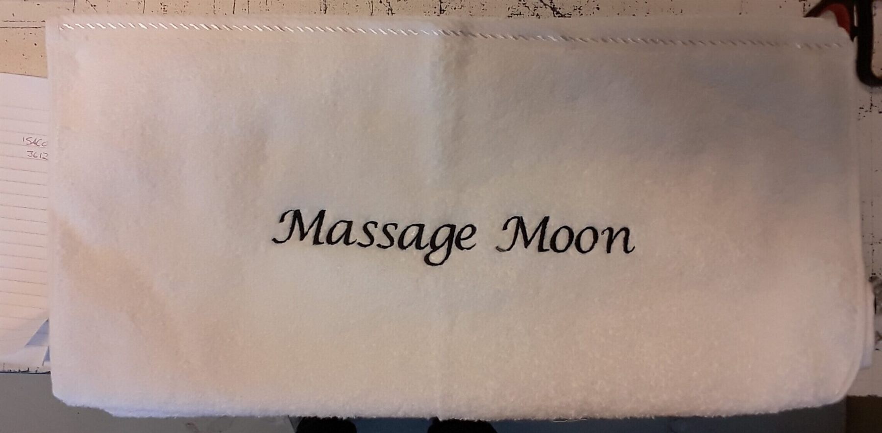 Broderet håndklæde med logo for Massage Moon