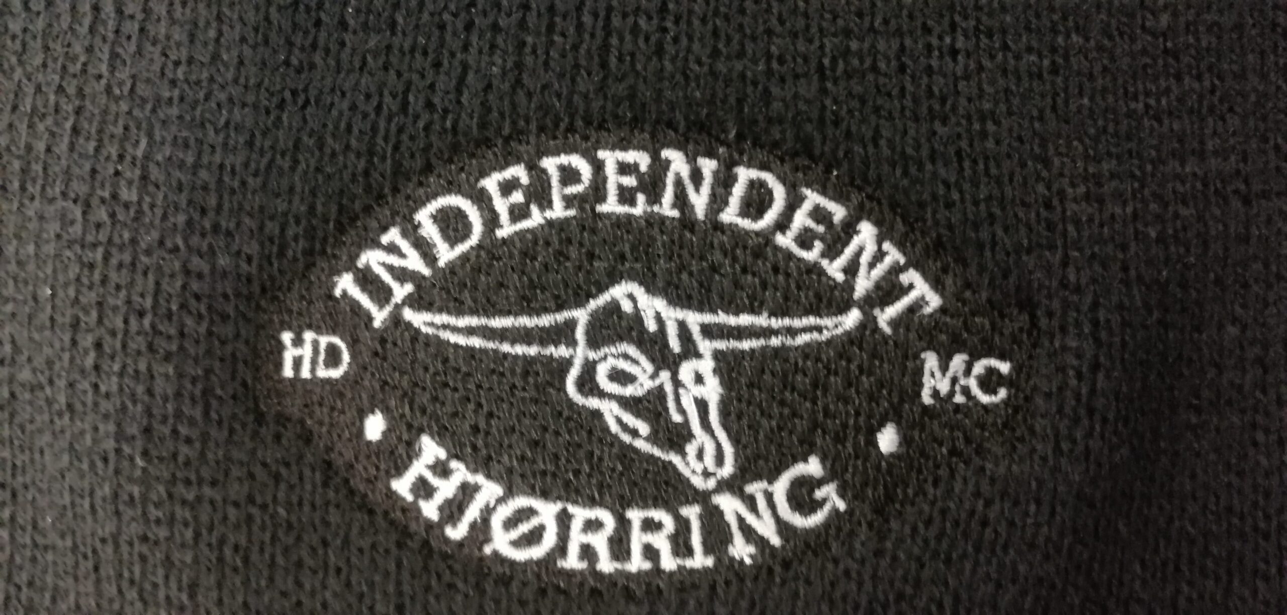 Detaljebillede af broderet klubmærke for HD Independent MC
