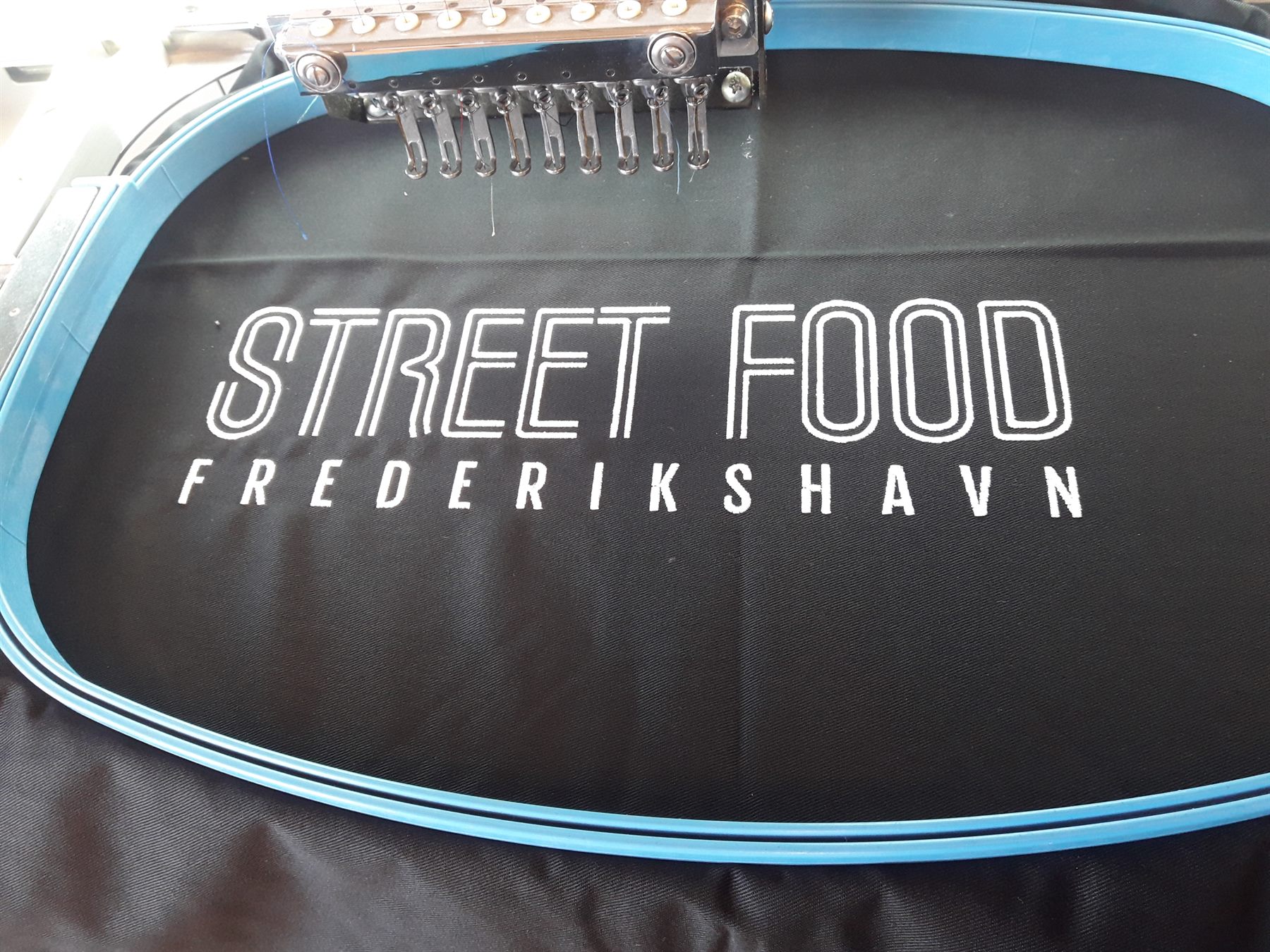 Broderimaskine hos Seritex broderer logo for Street Food Frederikshavn