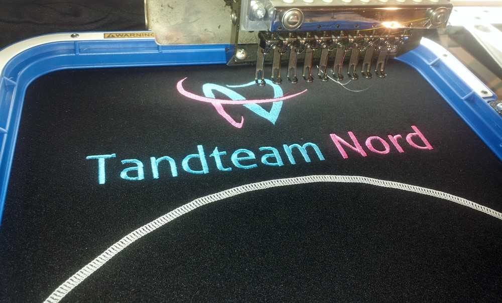Broderimaskine hos Seritex broderer et logo
