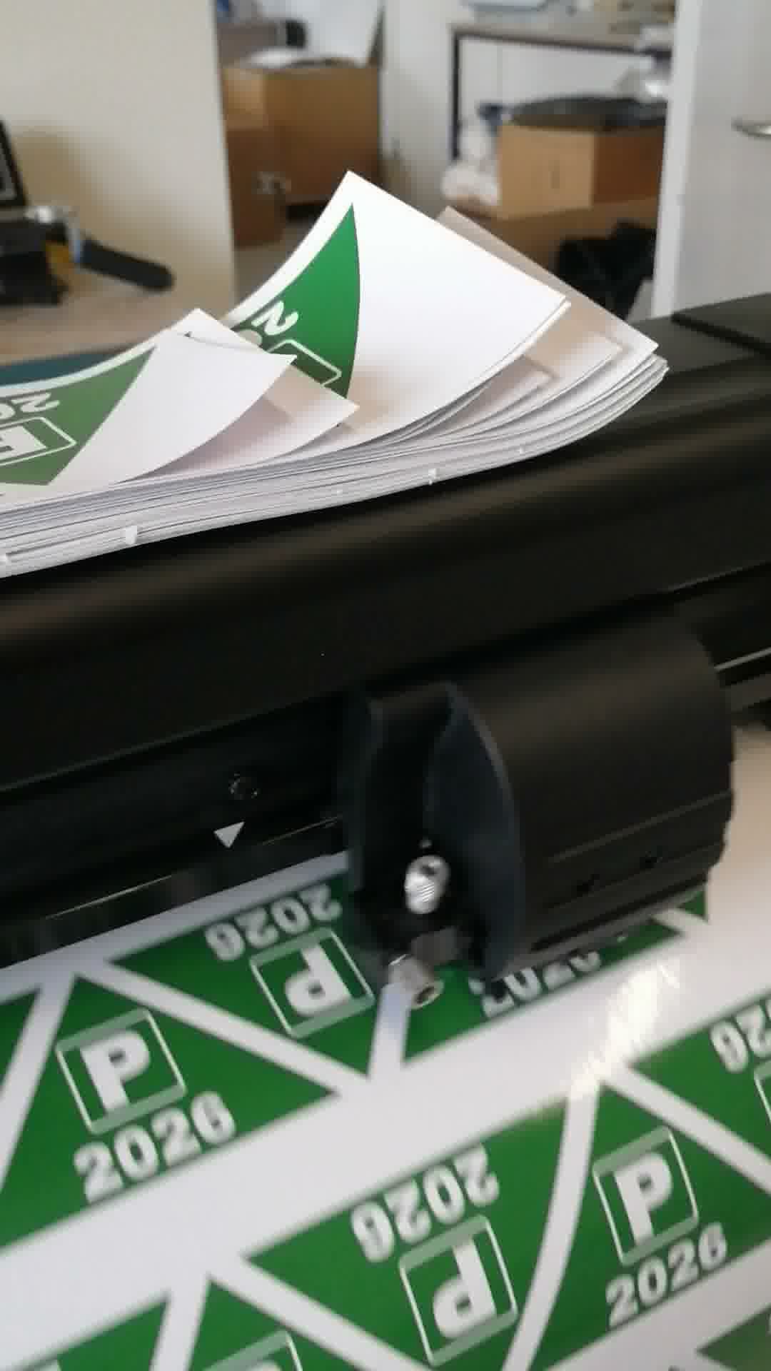 Skæreplotter i gang med at skære klistermærker hos Seritex